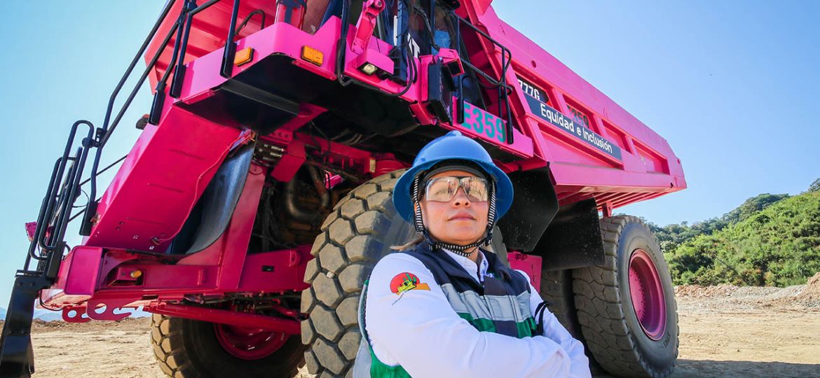 Por primera vez una mujer es operadora de maquinaria pesada en la mina 6