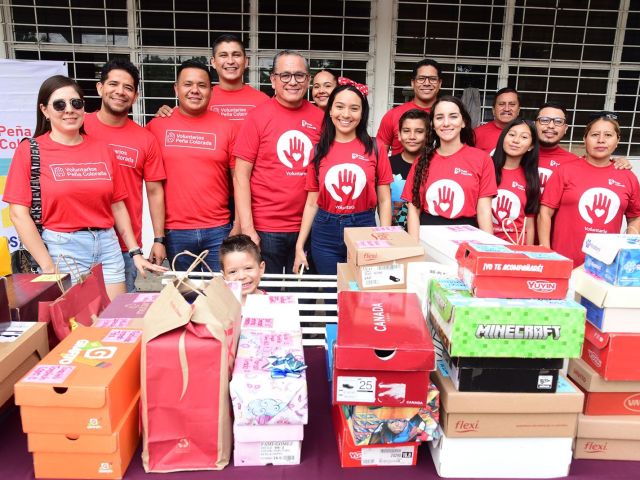 Voluntarios de PColorada donan zapatos a ninas y ninos-3
